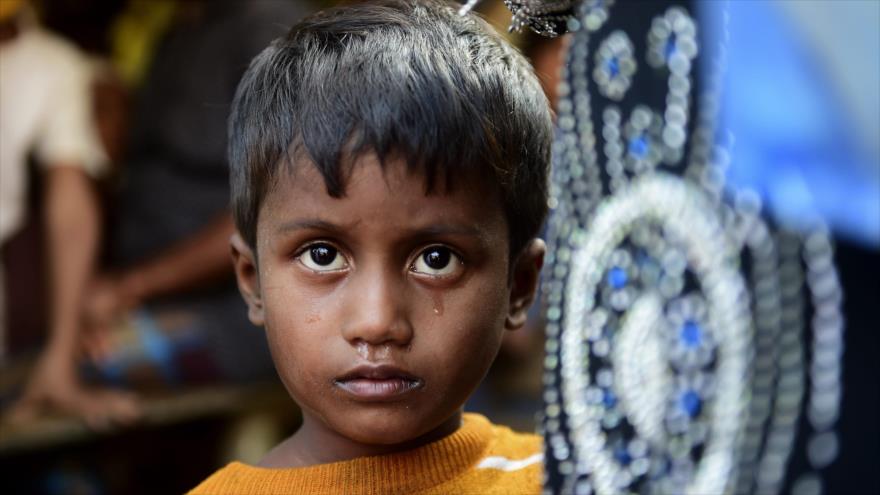 Noor Sahara, de seis años de edad, una joven rohingya cuya madre desapareció y que cruzó la frontera con su vecina Roshida y su sobrino Noor, posa para una fotografía cerca de un campamento de refugiados en Teknaf, en el distrito de Bazar, 23 de noviembre de 2016. 