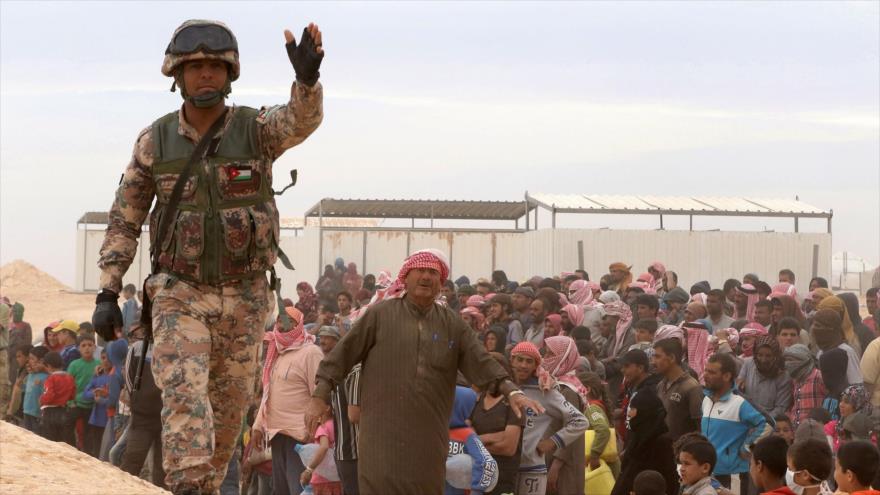 Soldado del Ejército jordano monta guardia en un campo de refugiados en la frontera entre Jordania y Siria.