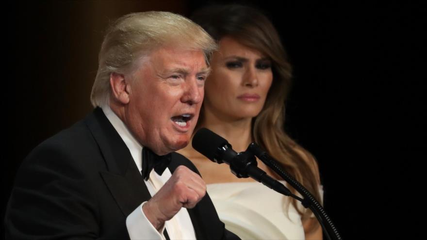 El nuevo presidente estadounidense, Donald Trump, junto con su esposa Melania Trump, pronuncia un discurso en el Museo Nacional de Construcción en Washington, 20 de enero de 2017.