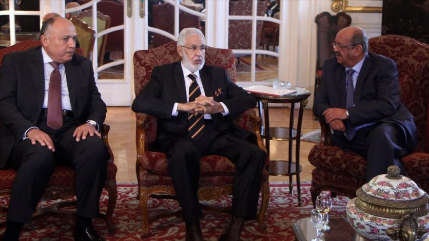 De izquierda a derecha: el ministro de Exteriores de Egipto, Sameh Shoukry; el ministro de Asuntos Exteriores del Gobierno del Acuerdo Nacional de Libia, Taher Siala; y el ministro de Estado delegado para Asuntos del Magreb (dependiente del Ministerio de Asuntos Exteriores de Argelia), Abdelkader Messahel, hablan durante una reunión en El Cairo (capital egipcia) sobre la situación de Libia, 21 de enero de 2017.