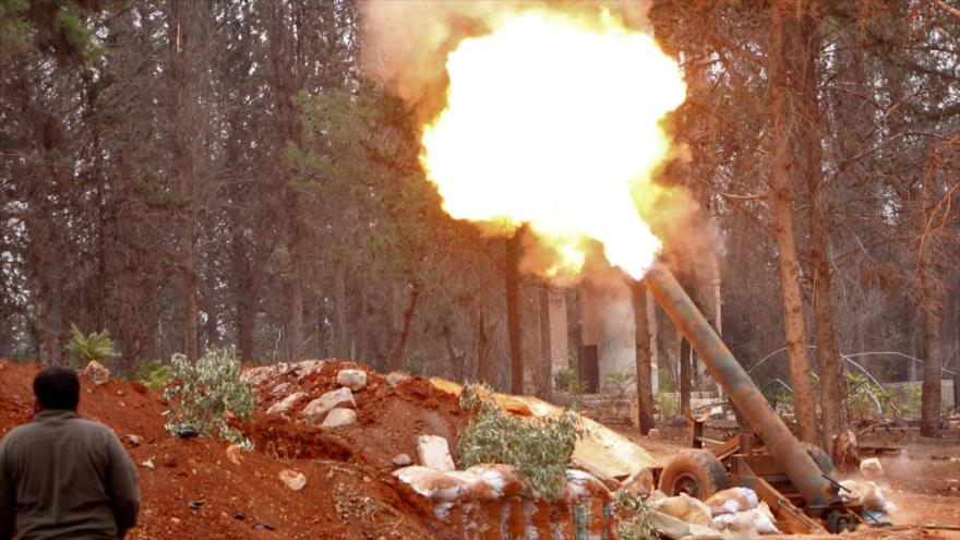 Integrantes del Frente Fath Al-Sham disparan un proyectil de mortero durante el combate, 28 de octubre de 2016.