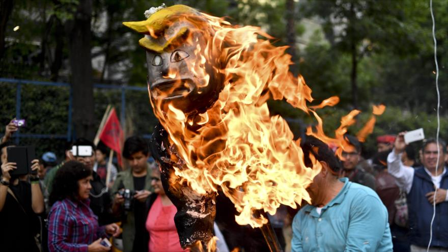 Mexicanos queman un muñeco de Donald Trump en rechazo a su investidura como nuevo presidente de Estados Unidos, Ciudad de México (capital), 20 de enero de 2017.
