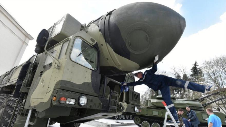 Misil nuclear estratégico ruso Topol-M en una exhibición militar en Moscú, capital de Rusia, 29 de abril de 2015.