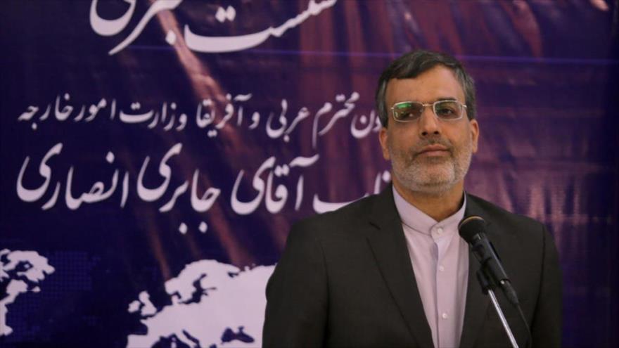 El vicecanciller iraní para Asuntos Árabes y Africanos, Husein Yaberi Ansari, ofrece una rueda de prensa.