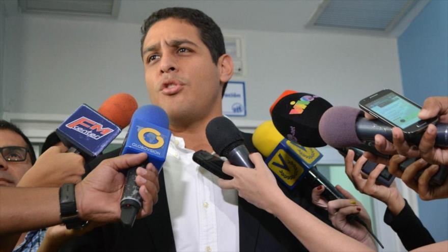 El opositor venezolano José Manuel Olivares (del partido Primero Justicia) habla con los medios de comunicación.