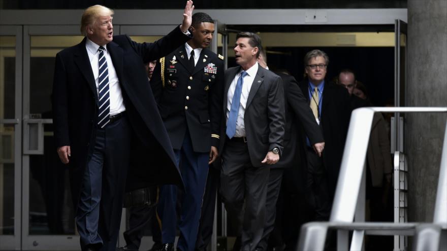 El nuevo presidente de EEUU, Donald Trump, se dirige a una reunión con funcionarios de la CIA, 21 de enero de 2017.