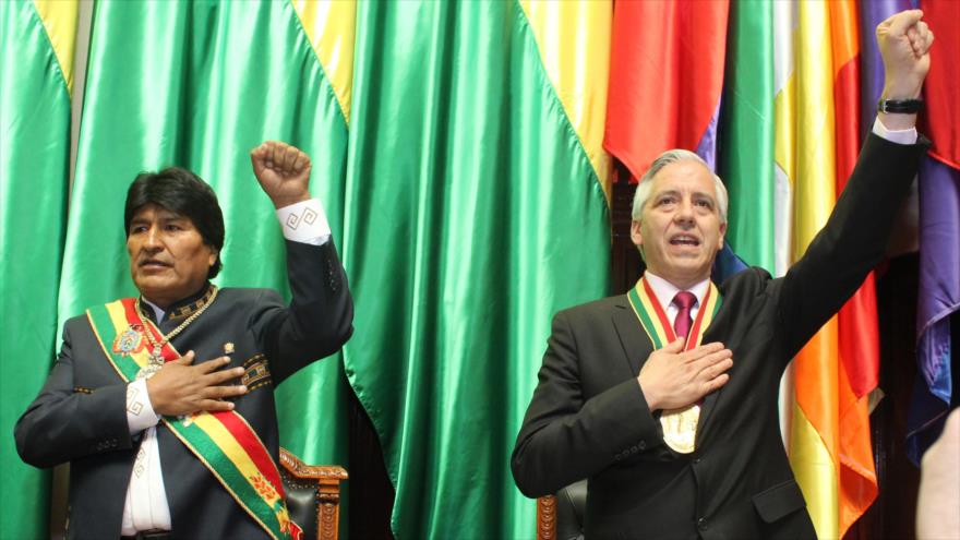 El presidente Evo Morales (izda.), y el vicepresidente Álvaro García Linera cantan el himno nacional antes de que el mandatario pronuncie un discurso ante el Congreso, 22 de enero de 2017.