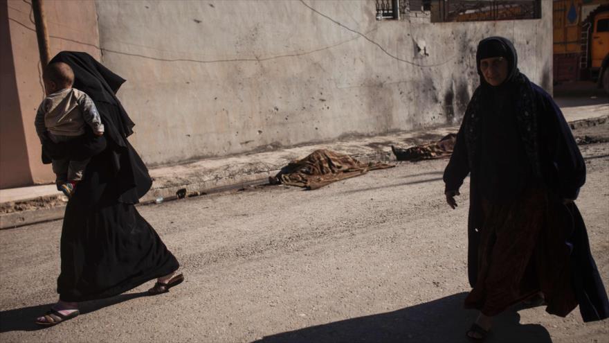 Dos mujeres caminan en el barrio de Al-Shayma, en las afueras de Mosul, 19 de noviembre de 2016.