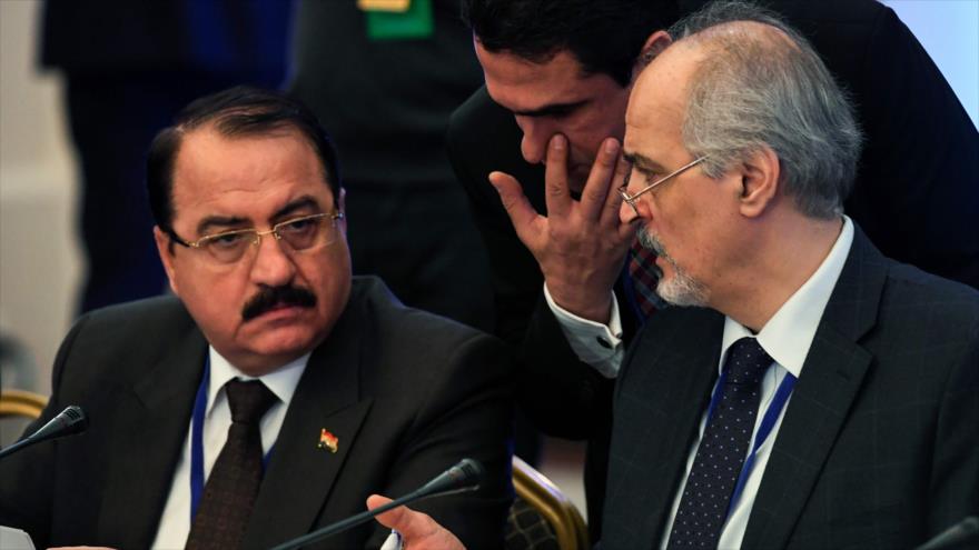 El embajador sirio ante la ONU, Bashar al-Yafari (decha.), habla con el embajador sirio en Rusia, Riad Hadad, antes del inicio de las conversaciones de paz en Astaná, capital kazaja, 23 de enero de 2017.
