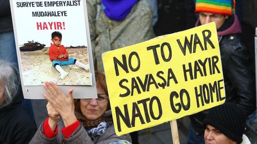 Los manifestantes llevan pancartas donde se lee: ‘No a la guerra’ y ‘No a la intervención imperialista en Siria’, en una protesta contra el despliegue de misiles de la OTAN en Turquía, 20 de enero de 2013.