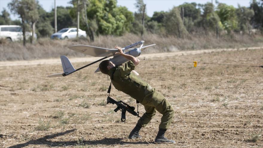 Un soldado israelí lanza un vehículo aéreo no tripulado Skylark cerca de las fronteras de la Franja de Gaza.