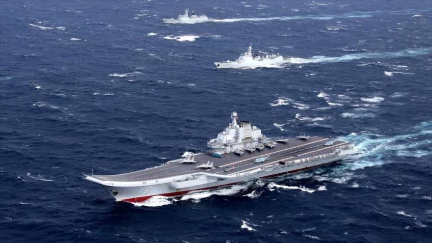 El portaaviones Liaoning y otros navíos de la flota china en las aguas del mar de China Meridional.