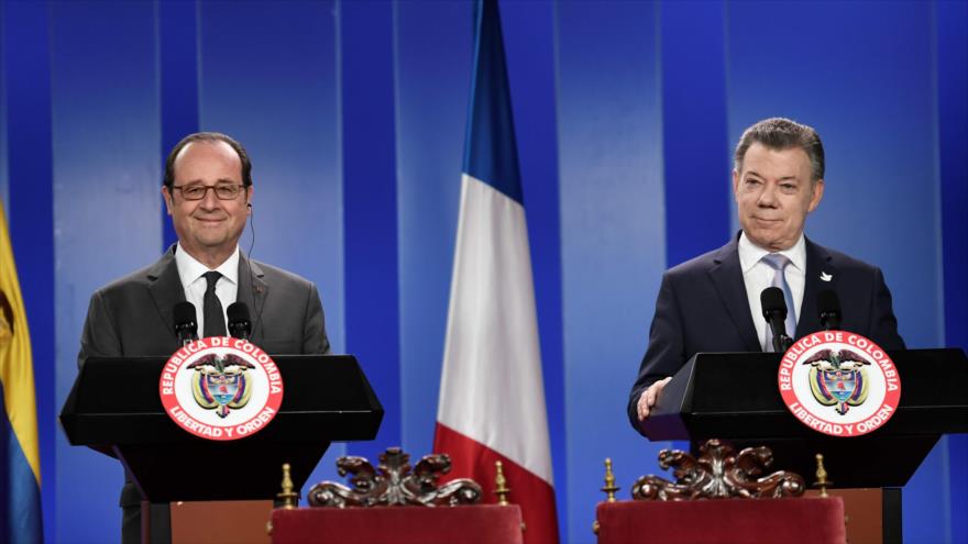 El presidente de Colombia, Juan Manuel Santos (dcha.), y su homólogo francés, Francois Hollande, en una rueda de prensa en el Palacio Narino de Bogotá, capital colombiana, 23 de enero de 2017.