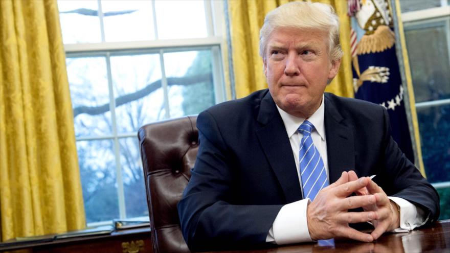 El presidente estadounidense, Donald Trump, se prepara para firmar varias órdenes ejecutivas en la Oficina Oval de la Casa Blanca en Washington, 23 de enero de 2017.