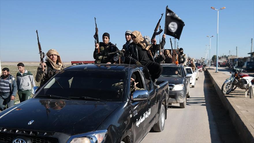 Caravana de miembros del grupo terrorista EIIL (Daesh, en árabe) se moviliza en Tel Abyad, noreste de Siria.
