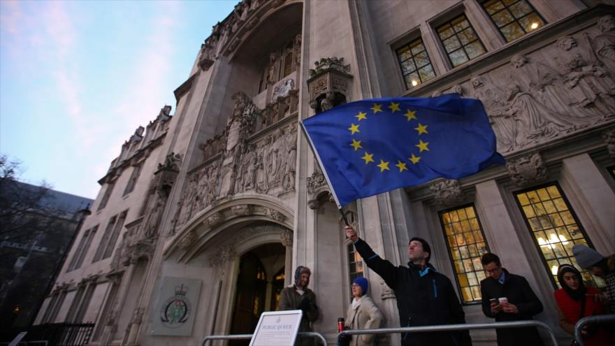 Un hombre agita una bandera de la Unión Europea (UE) fuera del Tribunal Supremo, en Londres, capital del Reino Unido, 24 de enero de 2017.