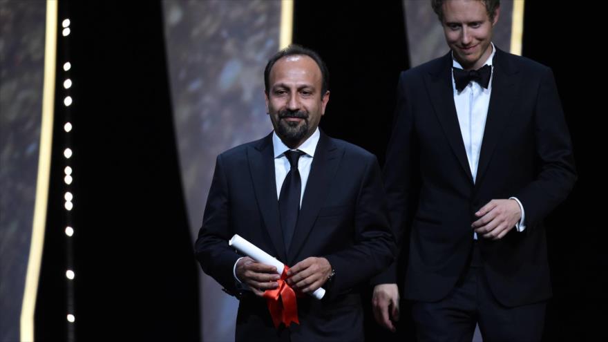 El director iraní Asqar Farhadi recibe el premio al mejor guión por su película ‘El Vendedor’ en el Festival de Cannes, 22 de mayo de 2016.