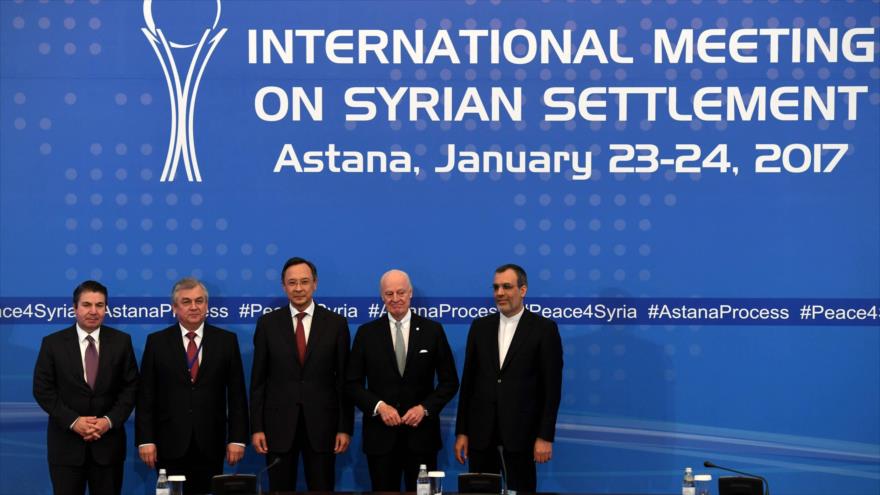 De izda. a dcha.: El subsecretario adjunto de Exteriores turco Sedat Onal; el enviado especial de Rusia para Siria Alexander Lavrentiev; el ministro de Asuntos Exteriores de Kazajistán, Kairat Abdrakhmanov; el enviado de la ONU para Siria, Staffan de Mistura; y el viceministro de Relaciones Exteriores de Irán, Hosein Yaber Ansari, posan tras el anuncio de una declaración final tras los diálogos de paz de Siria en Astaná, 24 de enero de 2017.