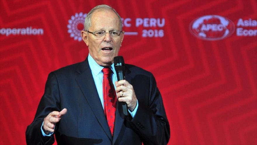 El presidente de Perú, Pedro Pablo Kuczynski, habla en la conferencia de prensa de clausura de la Cumbre de Cooperación Económica Asia-Pacífico (APEC) celebrada en Lima, 20 de noviembre de 2016.