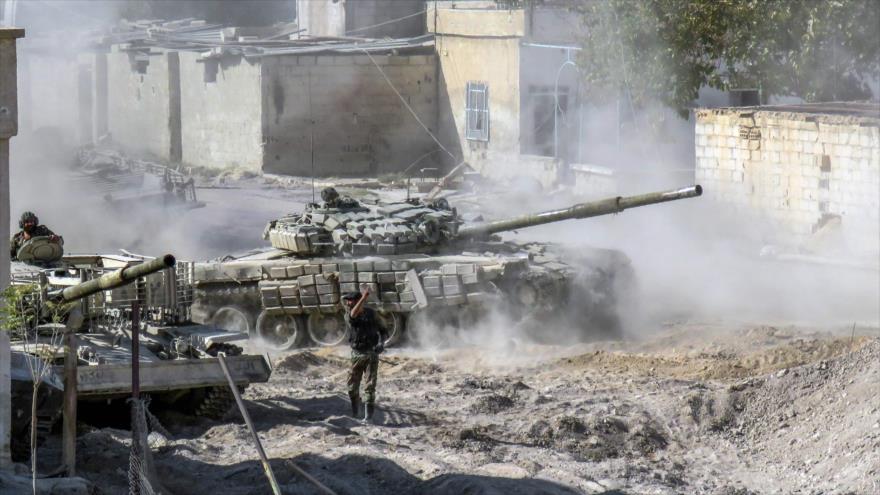 Tanques T-72 del Ejército sirio disparan contra posiciones de los grupos terroristas cerca de la ciudad de Duma, al este de la ciudad de Damasco, capital siria, 22 de enero de 2017. 