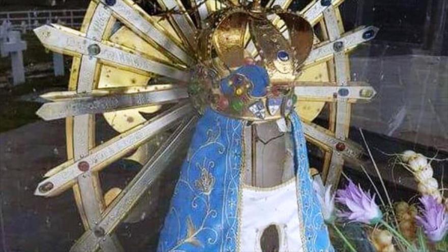 Estatua que representa a la virgen de Luján, patrona de los argentinos, sin rostro y con su corona aplastada, foto tomada el 24 de enero de 2017.