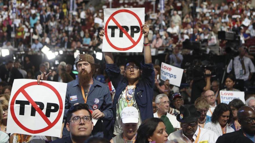 Partidarios del presidente de EE.UU., Donald Trump, protestan contra el Acuerdo Transpacífico de Cooperación Económica (TPP) en Filadelfia, 25 de julio de 2016.