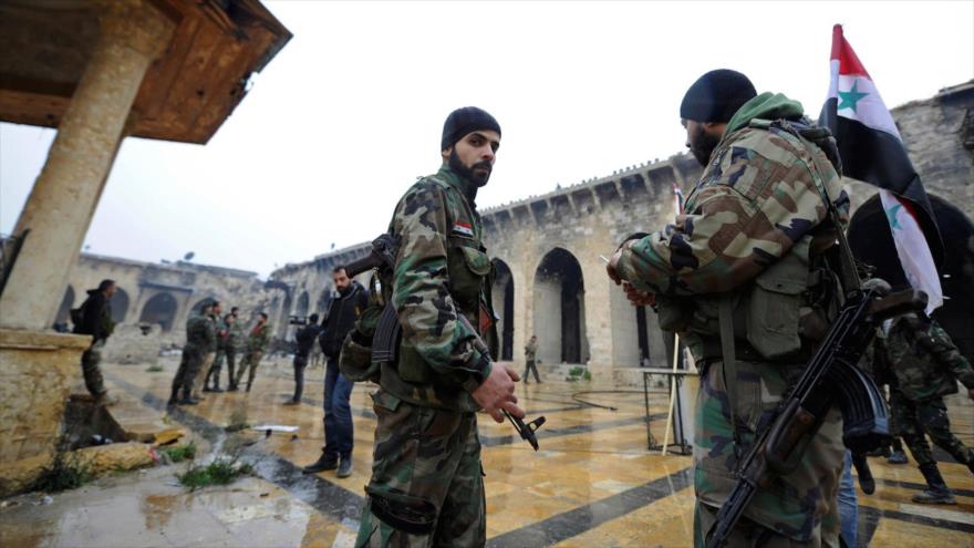 Soldados del Ejército de Siria entran en la antigua mezquita de Alepo, tras su liberación de manos terroristas, 13 de diciembre de 2016.
