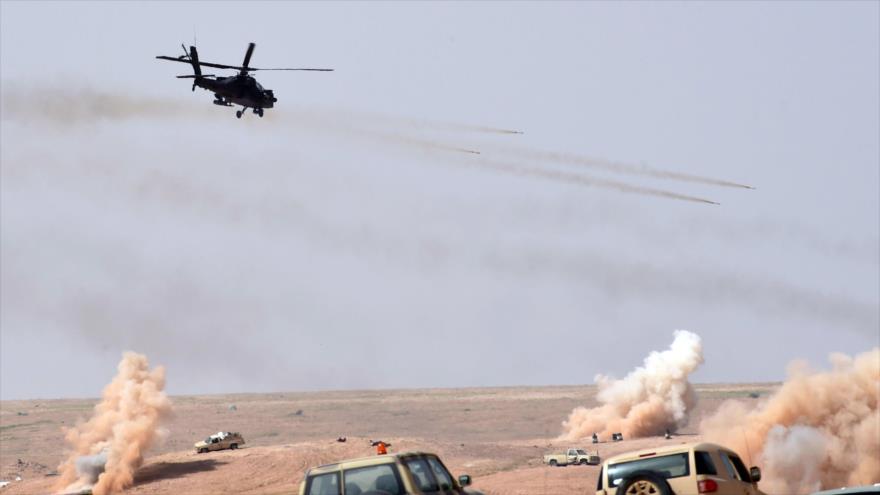 Un helicóptero Apache de Arabia Saudí opera en el marco de las agresiones de Riad a Yemen.