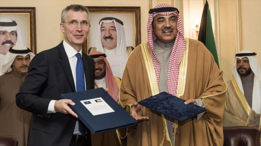 El secretario general de la OTAN, Jens Stoltenberg, y el ministro kuwaití de Exteriores, el sheij Sabah al-Jaled Al Sabah, acuerdan el establecimiento de oficina de OTAN en Kuwait, febrero de 2016. 