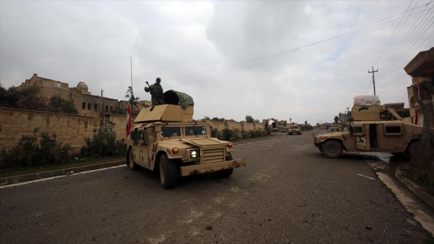 Vehículos del Ejército iraquí aseguran una calle en la periferia norte de Mosul, 22 de enero de 2017. 