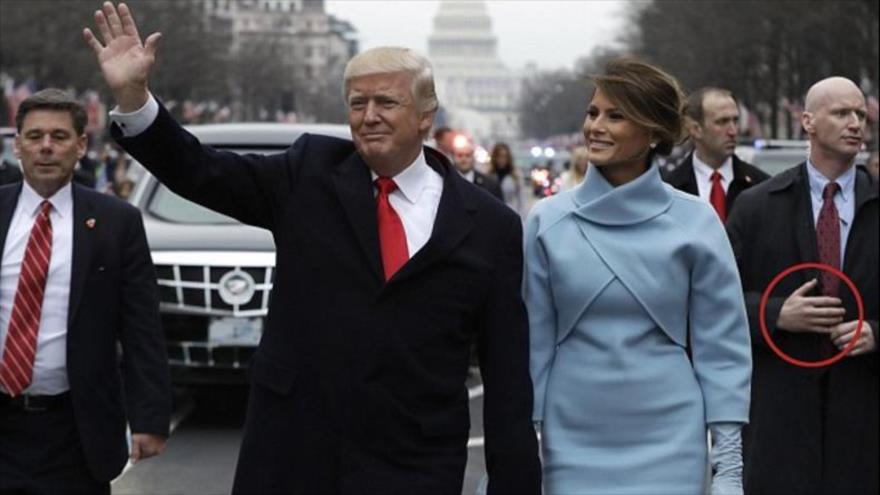 Vídeo: Guardaespaldas de Trump ¿lo escolta con brazos falsos? 