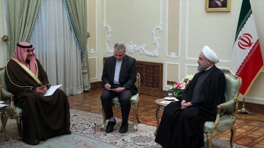 El presidente iraní, Hasan Rohani, (drcha.) se reúne con el canciller kuwaití, Sabah Jaled al-Ahmad Al Sabah, en Teherán (capital persa), 25 de enero de 2017.