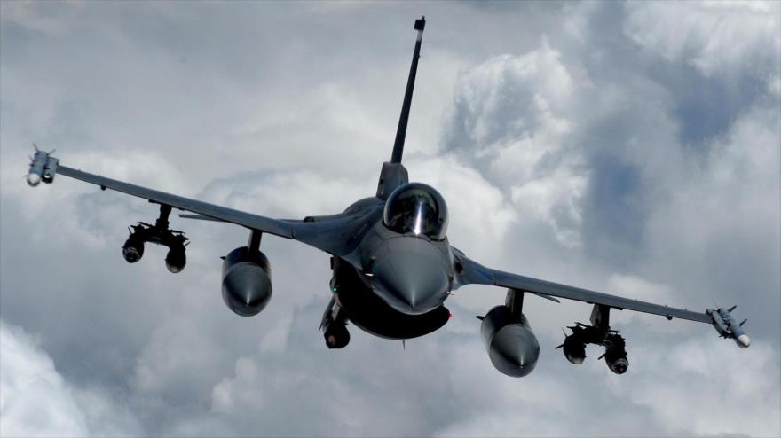 Un avión de combate F-16 Fighting Falcon.