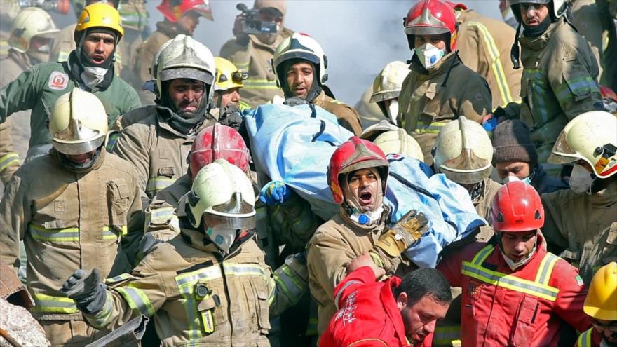 Hallan cuerpos de otros 4 bomberos entre escombros de Plasco