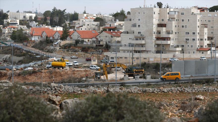 Trabajadores trabajan en el sitio de construcción de un nuevo proyecto de vivienda en el asentamiento israelí, cerca de la Cisjordania ocupada, 25 de enero de 2017.
