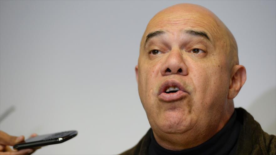 El secretario ejecutivo de la MUD, Jesús Torrealba, habla durante una rueda de prensa en Caracas, capital venezolana, 26 de enero de 2016.