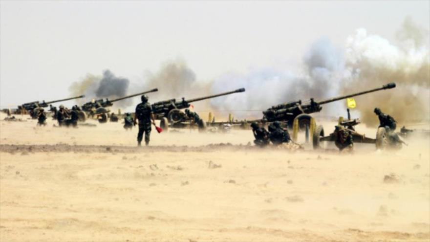 Unidades de artillería del Ejército sirio operan contra objetivos enemigos.