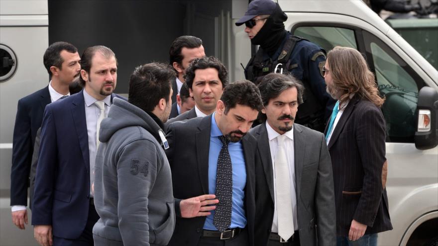 Ocho militares turcos son escoltados por la Policía griega cuando llegan a la Corte Suprema de Grecia, 26 de enero de 2017.