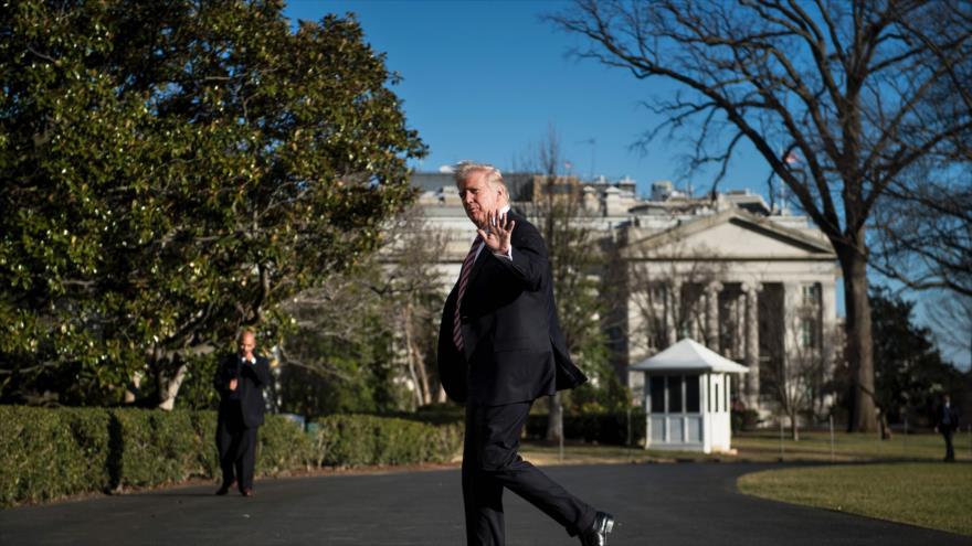 El presidente de los Estados Unidos, Donald Trump, camina hacia la Casa Blanca en Washington, 26 de enero de 2017.