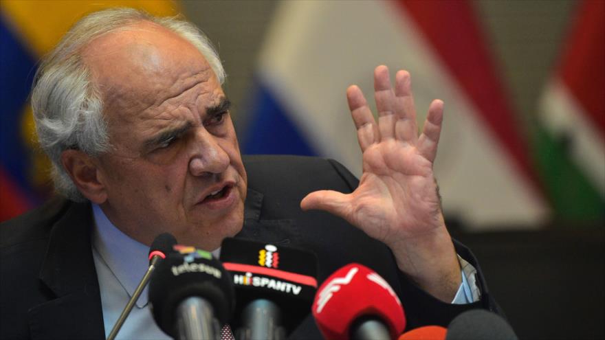 El Secretario General de la Unión de Naciones Suramericanas (UNASUR), Ernesto Samper, habla durante una conferencia de prensa en Quito (la capital de Ecuador), 1 de noviembre de 2016.