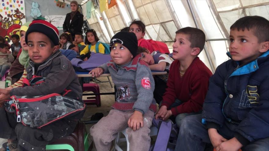 Niños sirios congregados en un aula en un centro de refugiados en la ciudad de Saad Nayel, en el valle de Bekaa, en El Líbano, 25 Noviembre de 2016.