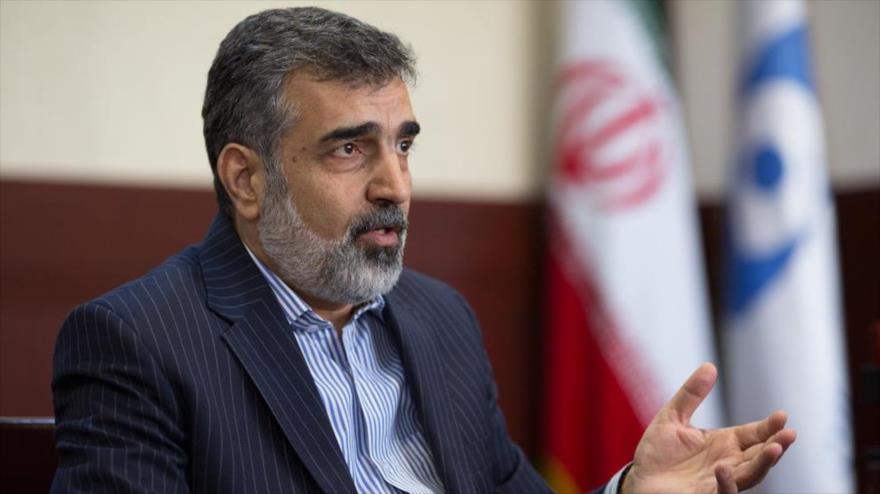 El portavoz de la Organización de Energía Atómica de Irán (OEAI), Behruz Kamalvandi, ofrece una entrevista en su despacho en Teherán, capital iraní.