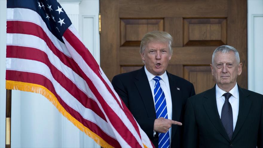 El presidente de EE.UU., Donald Trump, y su secretario de Defensa, James Mattis, posan ante fotógrafos en Bedminster Township (New Jersey).