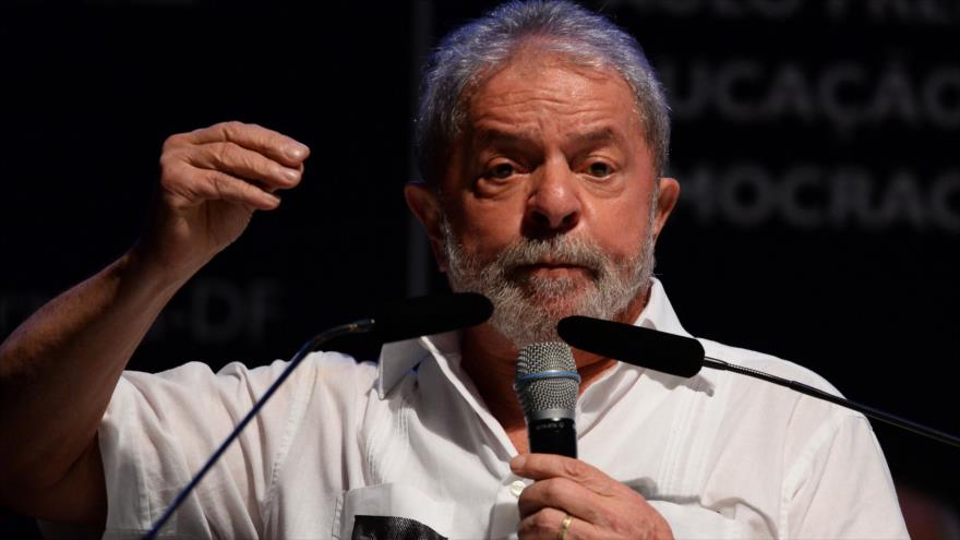 El expresidente de Brasil Luiz Inácio Lula da Silva habla durante el 33º Congreso Nacional de la Confederación Nacional de los Trabajadores de la Educción de Brasil (CNTE), en Brasilia, capital, 12 de enero de 2017.