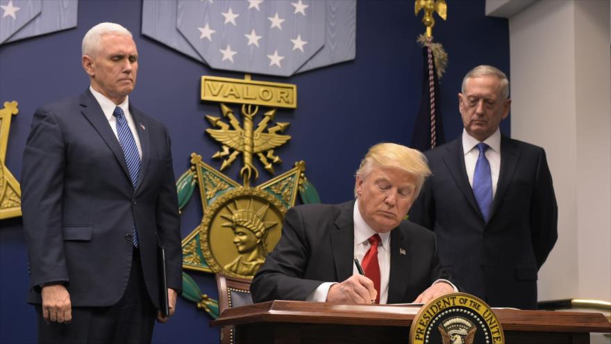 El presidente de EE.UU., Donald Trump, firma el decreto que prohíbe la entrada de musulmanes de siete países a suelo estadounidense, 27 de enero de 2017.
