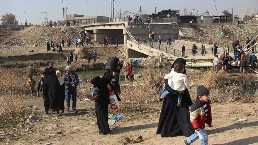 Ciudadanos iraquíes vuelven a sus casas en el este de Mosul tras su liberación de Daesh.