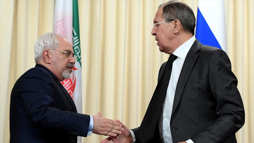 Los cancilleres de Irán y Rusia, Mohamad Yavad Zarif (izda.) y Serguei Lavrov, respectivamente, tras una conferencia de prensa conjunta en Moscú (capital rusa), 20 de diciembre de 2016.