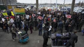 Caos e indignación irrumpen en aeropuertos de EEUU