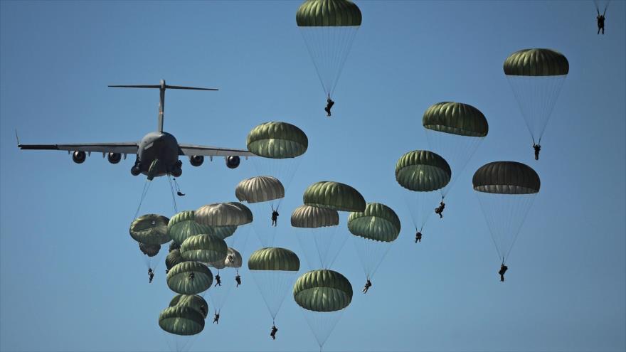 Paracaidistas del Ejército de EE.UU., saltan de un avión C-17 Globemaster III, 10 de septiembre de 2011. 