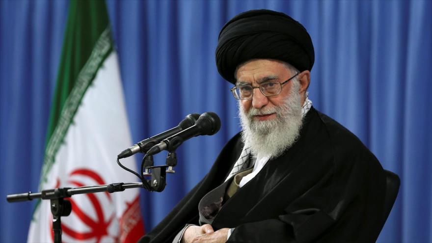 El Líder de la Revolución Islámica de Irán, el ayatolá Seyed Ali Jamenei, ofrece un discurso en Teherán, capital iraní.